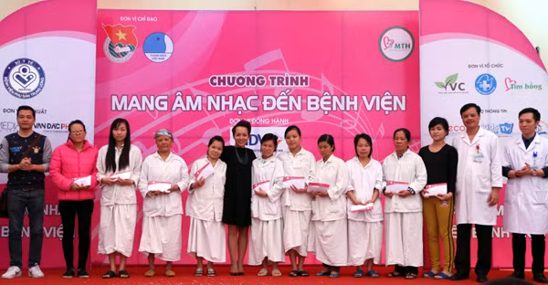 Danh hài Trà My "vác bụng bầu" lên sân khấu ảnh 16