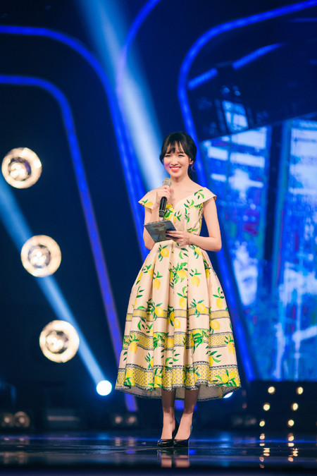 MC Thảo My duyên dáng động viên em ruột trên sân khấu Vietnam Idol Kids ảnh 1