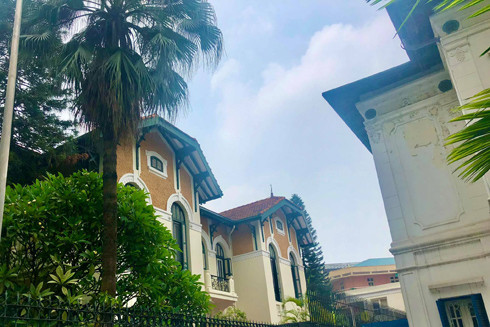 Níu giữ "chứng nhân lịch sử" trong biệt thự cổ Hà Nội (bài 3): Biệt thự cũ có "bó tay"… cải tạo? ảnh 1