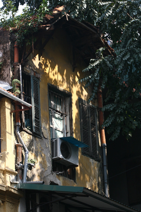 Níu giữ "chứng nhân lịch sử" trong biệt thự cổ Hà Nội (bài 3): Biệt thự cũ có "bó tay"… cải tạo? ảnh 2