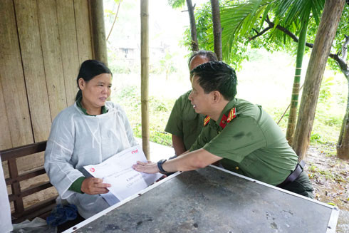 Hàng nghìn cán bộ chiến sĩ lực lượng vũ trang cứu hộ tại vùng lũ lụt ảnh 5
