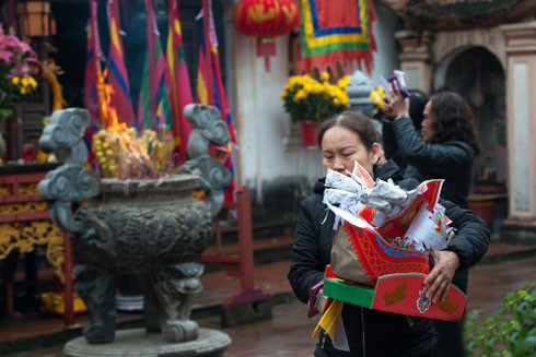 Đốt vàng mã - tập tục lạc hậu cần xóa bỏ (4): Các Nghệ sĩ Việt nói gì? ảnh 1