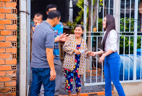 Quyền Linh cùng doanh nhân Janny Thuỷ Trần mua heo giống làm quà tặng ảnh 1
