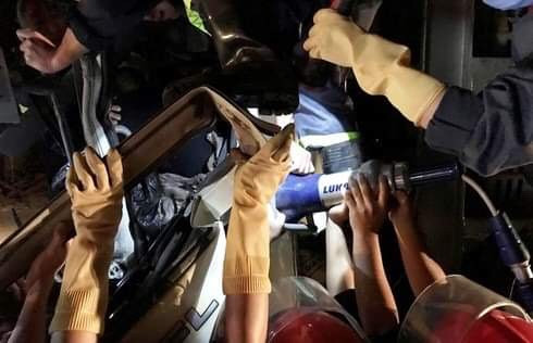 Cắt cabin giải cứu tài xế bị thương nặng gục trên vô lăng ảnh 2