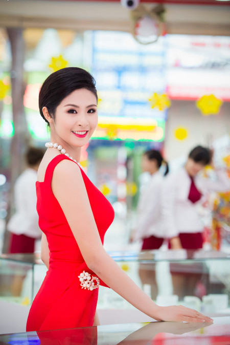 Hoa hậu Ngọc Hân khoe sắc gợi cảm bên hoa đào ảnh 1