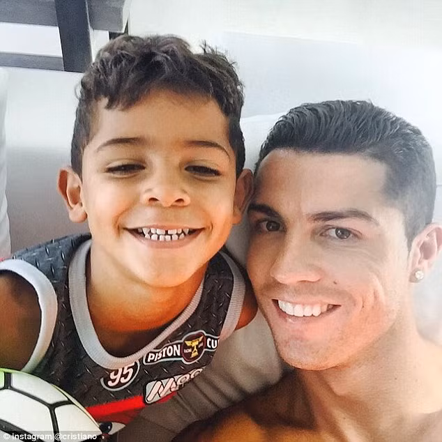 Ronaldo là chuyên gia chụp ảnh "tự sướng" ảnh 9