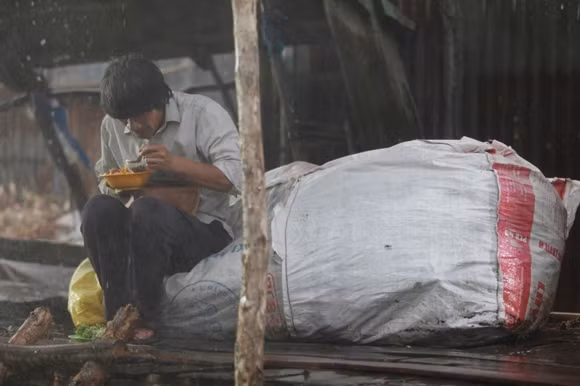 Ngọc Trinh lội bùn, đội cơn mưa tầm tã mang cơm cho cha ảnh 8