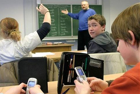 Pháp "tiên phong" cấm dùng điện thoại di động trong trường học ảnh 1