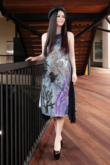 Nhật Kim Anh trẻ trung khoe lưng trần với áo yếm ảnh 1