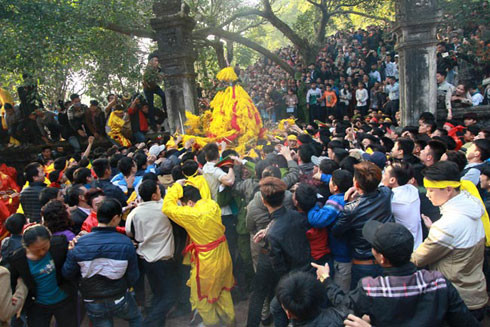 Cướp lộc, rải tiền lẻ tái diễn mùa lễ hội ảnh 1