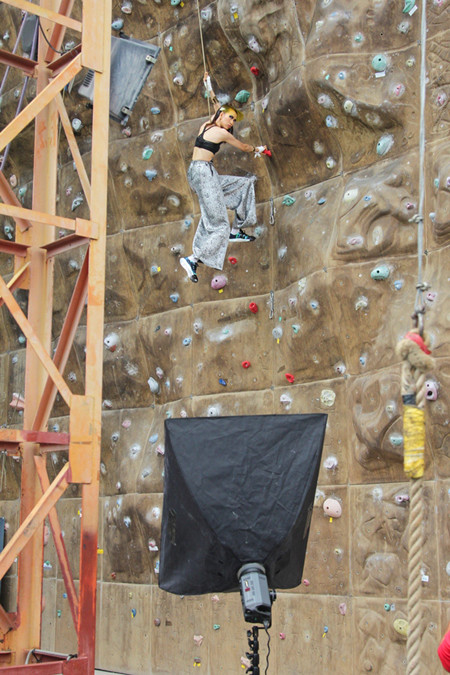 "Kều nữ" Hồng Xuân khóc thét với thử thách chụp ảnh leo núi ảnh 4