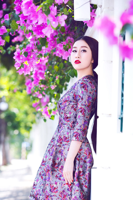 MC Kim Trang “đọ” vẻ đẹp mong manh cùng hoa giấy ảnh 5