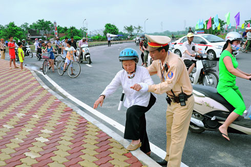 CSGT không đơn thuần chỉ biết phân luồng, điều khiển giao thông ảnh 1