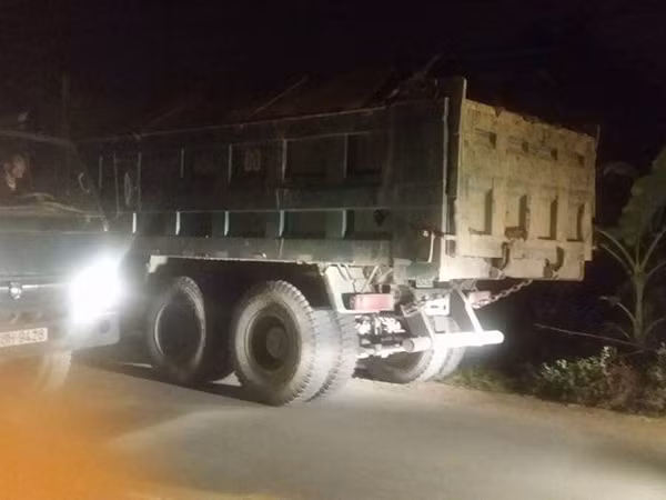 Hồi âm bài báo "Theo dấu 'hung thần' chở đất trong đêm": Cần chế tài đủ sức răn đe ảnh 1