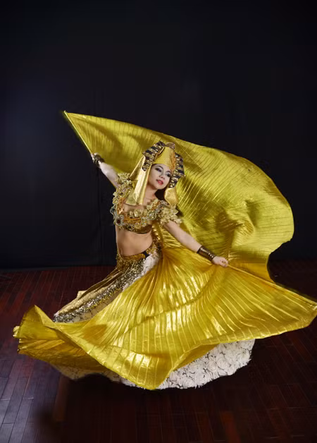 Những shoot hình nóng bỏng của "cô gái vàng" bellydance ảnh 2