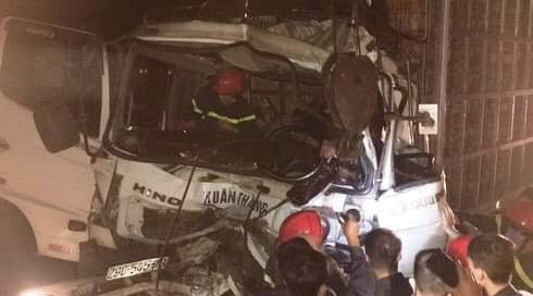 Cắt cabin giải cứu tài xế bị thương nặng gục trên vô lăng ảnh 1