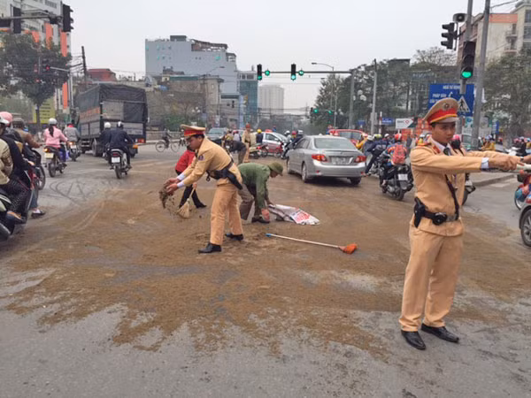 Dầu tràn ra đường, CSGT khẩn trương quét dọn ảnh 1