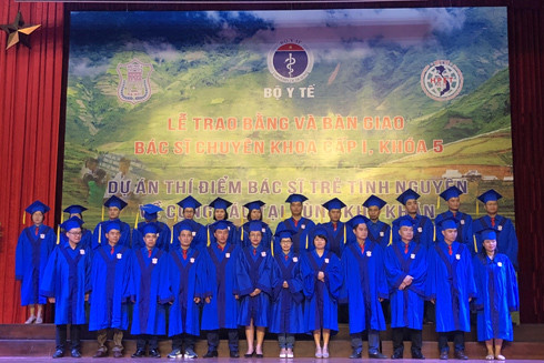 25 bác sĩ tình nguyện về 16 huyện nghèo ảnh 1