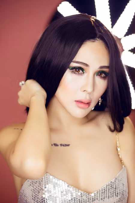 Tina Lê quyến rũ với xu hướng trang điểm mắt nhũ lấp lánh ảnh 6
