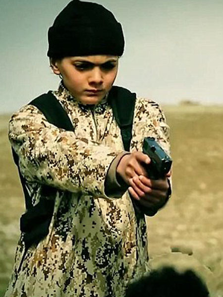 Sốc: IS tung video chiến binh nhí hành quyết con tin người Ả Rập ảnh 5