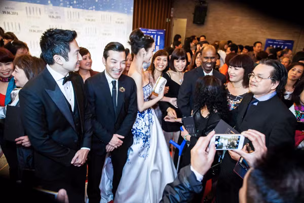 Vũ Ngọc Anh, Trần Bảo Sơn hạnh phúc giữa vòng vây kiều bào tại Đức ảnh 7