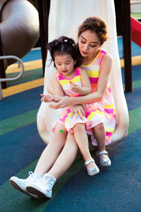 Nao lòng ngắm Jennifer Phạm diện đồ đôi, tình cảm bên con gái ảnh 6