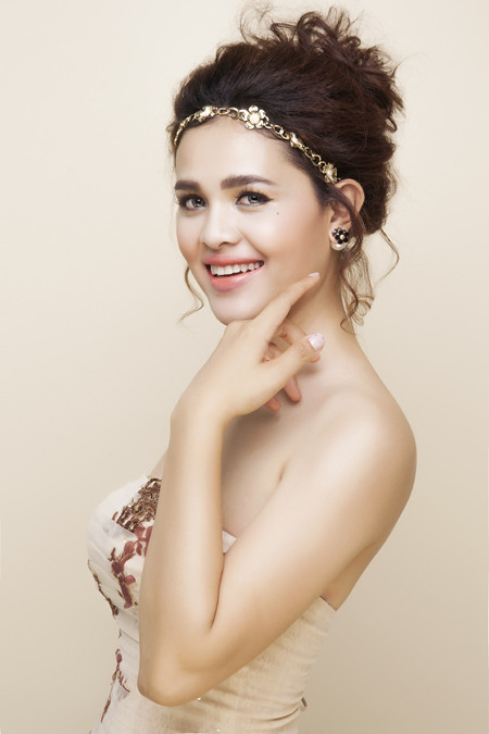 Á hậu Sơn Thị Du Ra gợi cảm vai trần, chân thon ảnh 6