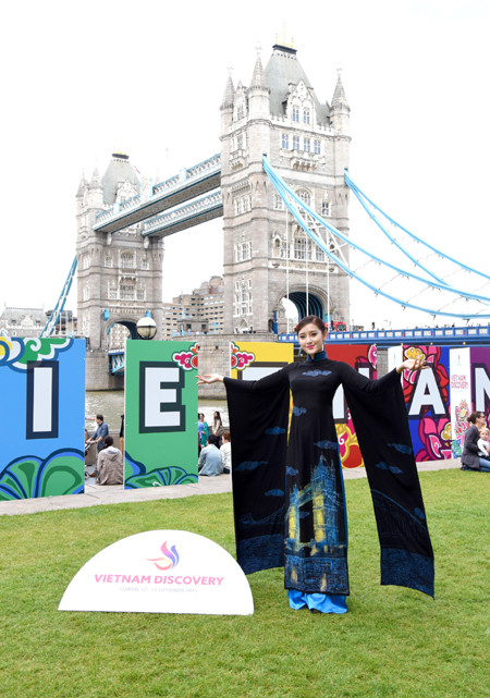 Huyền My, Hương Giang trình diễn và đấu giá áo dài ở Anh ảnh 1