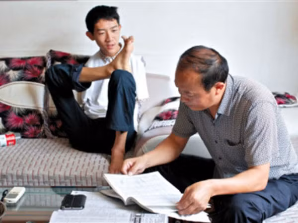 Thí sinh viết bằng chân đạt điểm thi cao ảnh 1