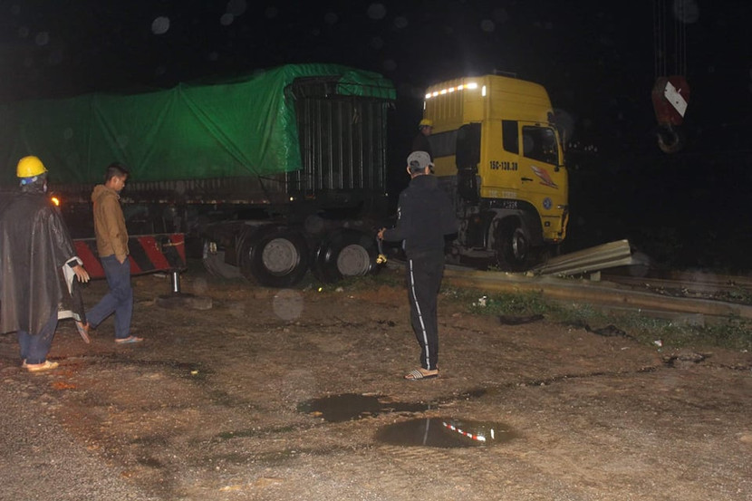 Giải cứu xe container mắc kẹt giữa đường sắt trong đêm ảnh 2 Giải cứu xe container mắc kẹt giữa đường sắt trong đêm ảnh 2