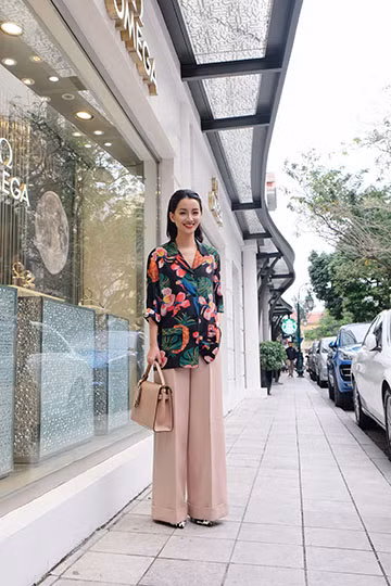 BTV Quỳnh Chi chứng tỏ độ sành điệu với quần áo đắt đỏ ảnh 5