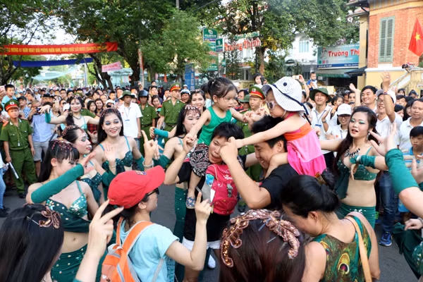 "Bỏng mắt" ngắm dàn vũ công múa bụng trên đường phố ảnh 11