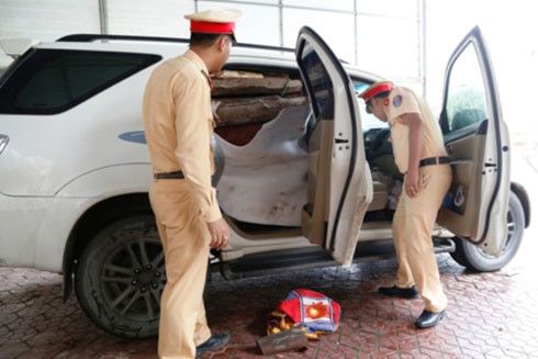 1.000kg gỗ lậu trên chiếc xe đeo biển giả ảnh 1