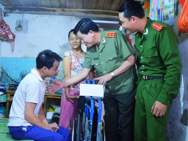 Bộ trưởng Bộ Công an Tô Lâm: Gửi tặng xe lăn và quà đến vợ chồng người khuyết tật ảnh 1