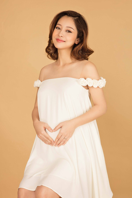 Mang bầu 7 tháng, Jennifer Phạm vẫn rất gợi cảm và quyến rũ ảnh 4 Mang bầu 7 tháng, Jennifer Phạm vẫn rất gợi cảm và quyến rũ ảnh 4