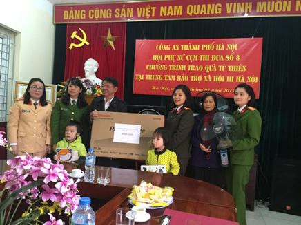 Những nữ chiến sỹ Công an mang nụ cười đến với người già và em thơ ảnh 3