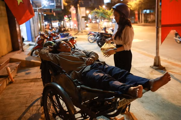 Thủy Top cùng fan đi giúp người nghèo giữa đêm ảnh 4