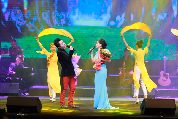 "Hoa cúc vàng": Tôn vinh những người phụ nữ Việt Nam ảnh 11