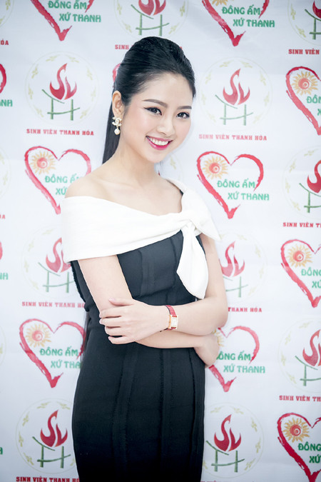 Hoa hậu Ngọc Anh đấu giá được gần 100 triệu tặng người nghèo ảnh 1