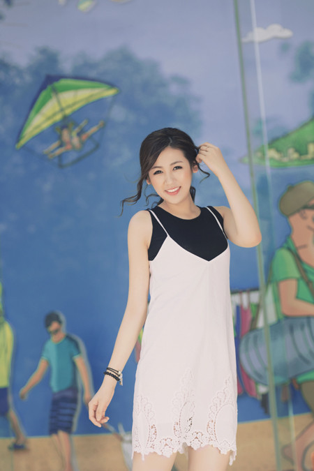 Á hậu Dương Tú Anh nhí nhảnh dạo phố ảnh 2