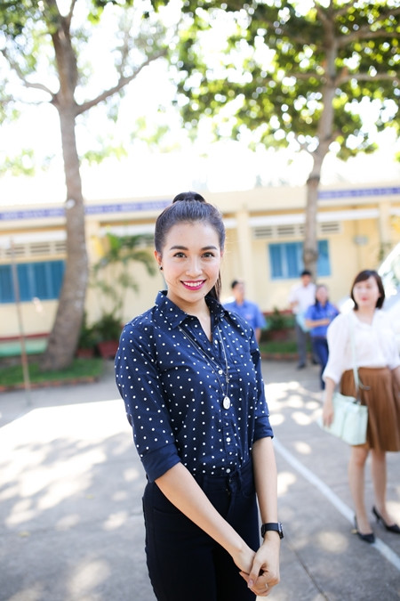 Á hậu Lệ Hằng thăm các thầy cô nhân ngày 20-11 ảnh 2