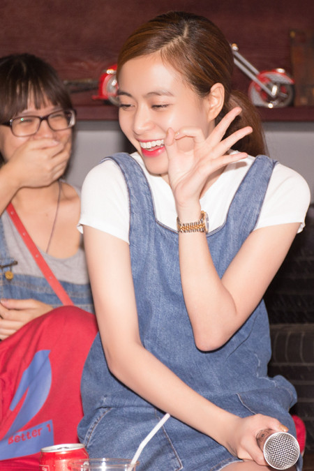 Hoàng Thuỳ Linh giản dị trong tiệc sinh nhật do người hâm mộ tổ chức ảnh 2