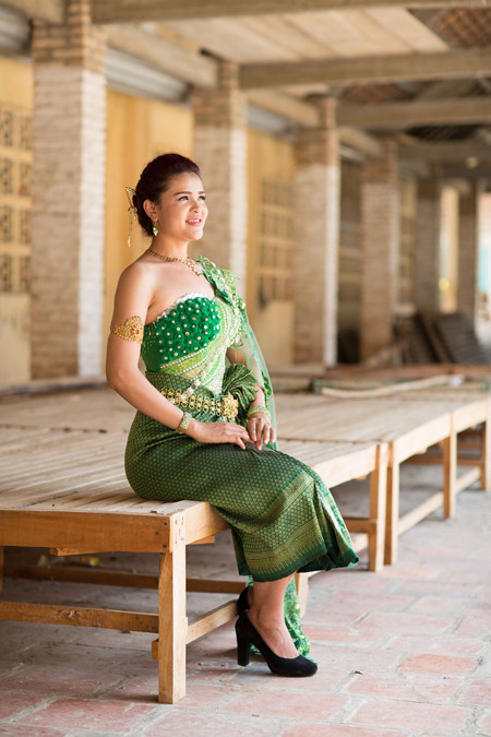 Á hậu Sơn Thị Du Ra lộng lẫy với trang phục cưới truyền thống Khmer ảnh 4