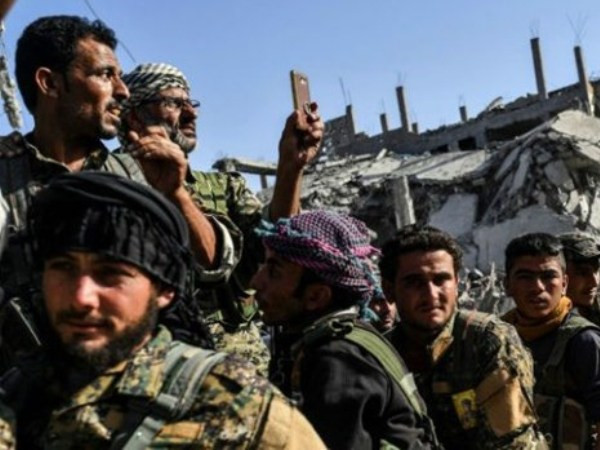 Bức xúc trước hành vi của SDF, lực lượng dân quân ở Raqqa tấn công đoàn xe Mỹ và SDF ảnh 1