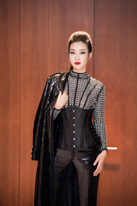 Choáng ngợp với phong cách thời trang ấn tượng của Hoa hậu Mỹ Linh tại VIFW 2016 ảnh 5