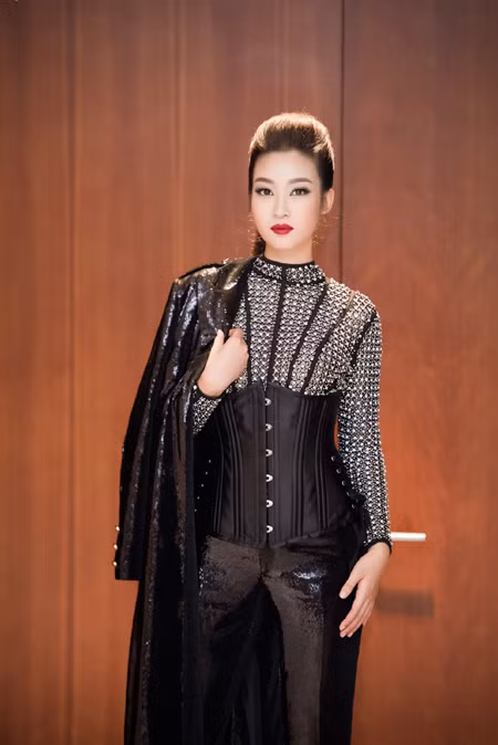 Choáng ngợp với phong cách thời trang ấn tượng của Hoa hậu Mỹ Linh tại VIFW 2016 ảnh 5