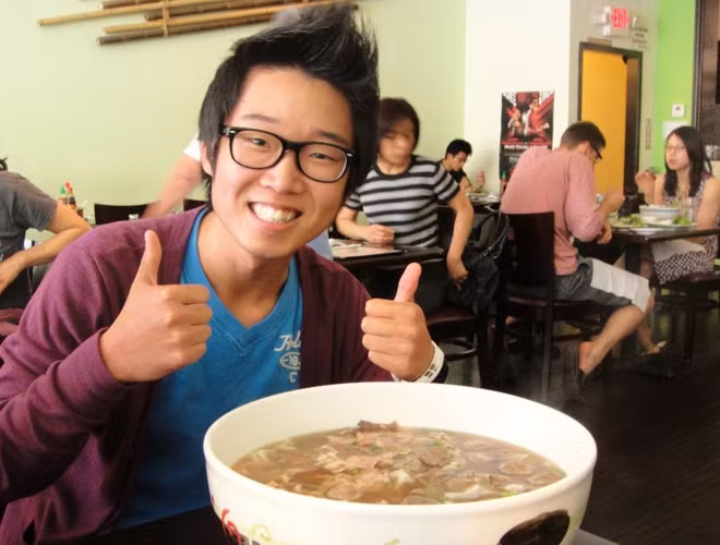 Chỉ tính riêng bánh phở đã lên tới một kg, thịt với nước phở nữa cũng lên tới vài kg.