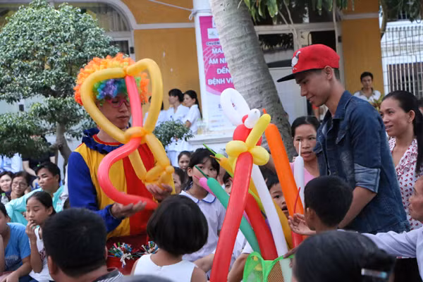 Chiến Thắng - Trà My "khuấy đảo" Bệnh viện Đa khoa tỉnh Vĩnh Phúc ảnh 16