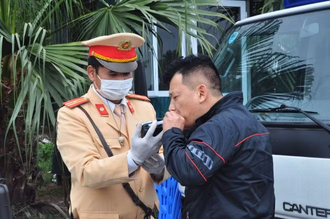 Quá trình kiểm tra của CSGT được thực hiện theo đúng những quy định, khuyến cáo, hướng dẫn của Tổ chức y tế thế giới (WHO) cũng như Bộ Y tế nhằm đảm bảo an toàn cho chính người thực thi nhiệm vụ và người dân