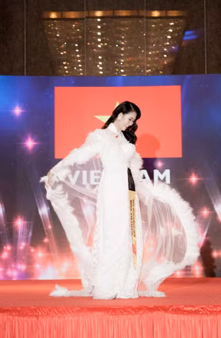 Hoa hậu Phụ nữ toàn thế giới 2018 Dương Thùy Linh: Tôi hiểu ai chỉ chờ mình sảy chân để "dìm" mình xuống ảnh 3 Hoa hậu Phụ nữ toàn thế giới 2018 Dương Thùy Linh: Tôi hiểu ai chỉ chờ mình sảy chân để "dìm" mình xuống ảnh 3